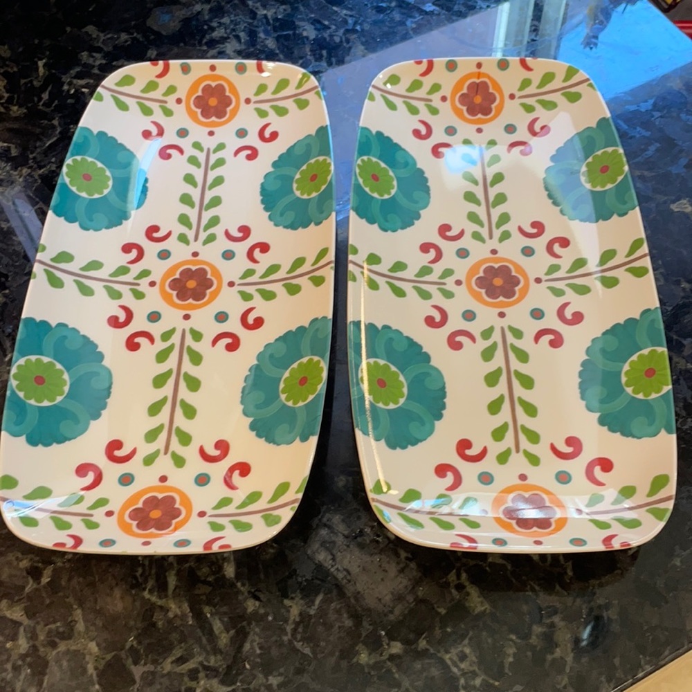 Set of 2 plastic serving platters